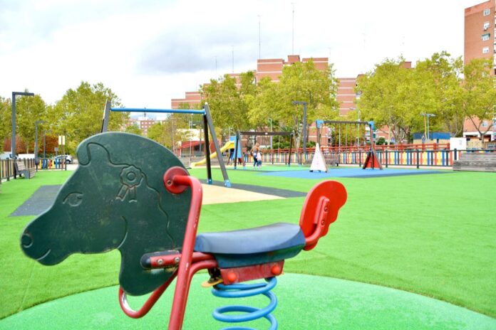 El Ayuntamiento de Alcorcón impulsa el servicio de conservación de áreas infantiles y deportivas
