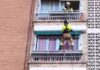 Espectacular rescate de los bomberos en un domicilio de Alcorcón