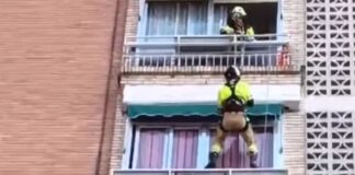 Espectacular rescate de los bomberos en un domicilio de Alcorcón