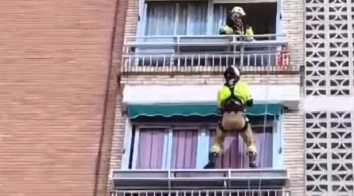 Espectacular rescate de los bomberos en un domicilio de Alcorcón