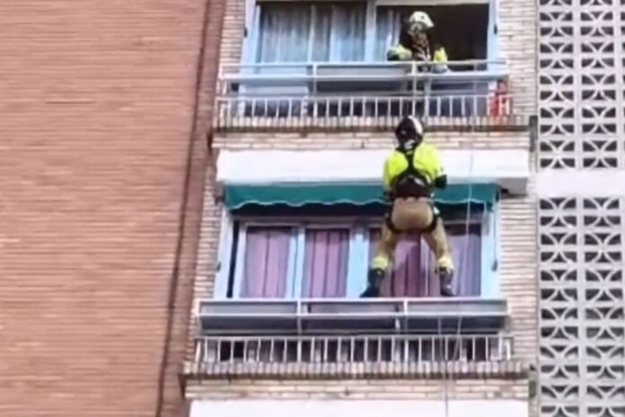 Espectacular rescate de los bomberos en un domicilio de Alcorcón