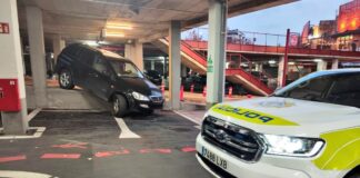 Surrealista accidente de tráfico en Alcorcón dentro del parking de X-Madrid
