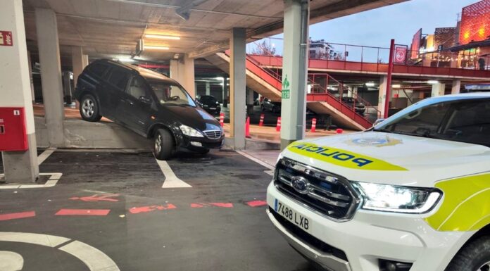 Surrealista accidente de tráfico en Alcorcón dentro del parking de X-Madrid