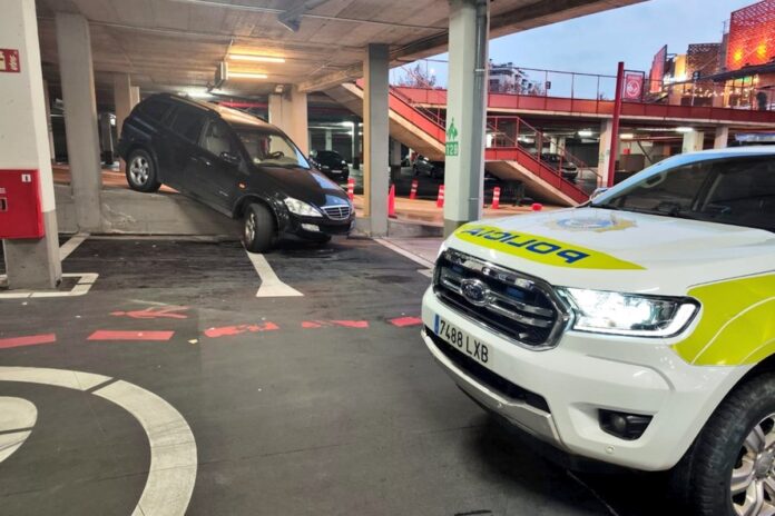 Surrealista accidente de tráfico en Alcorcón dentro del parking de X-Madrid