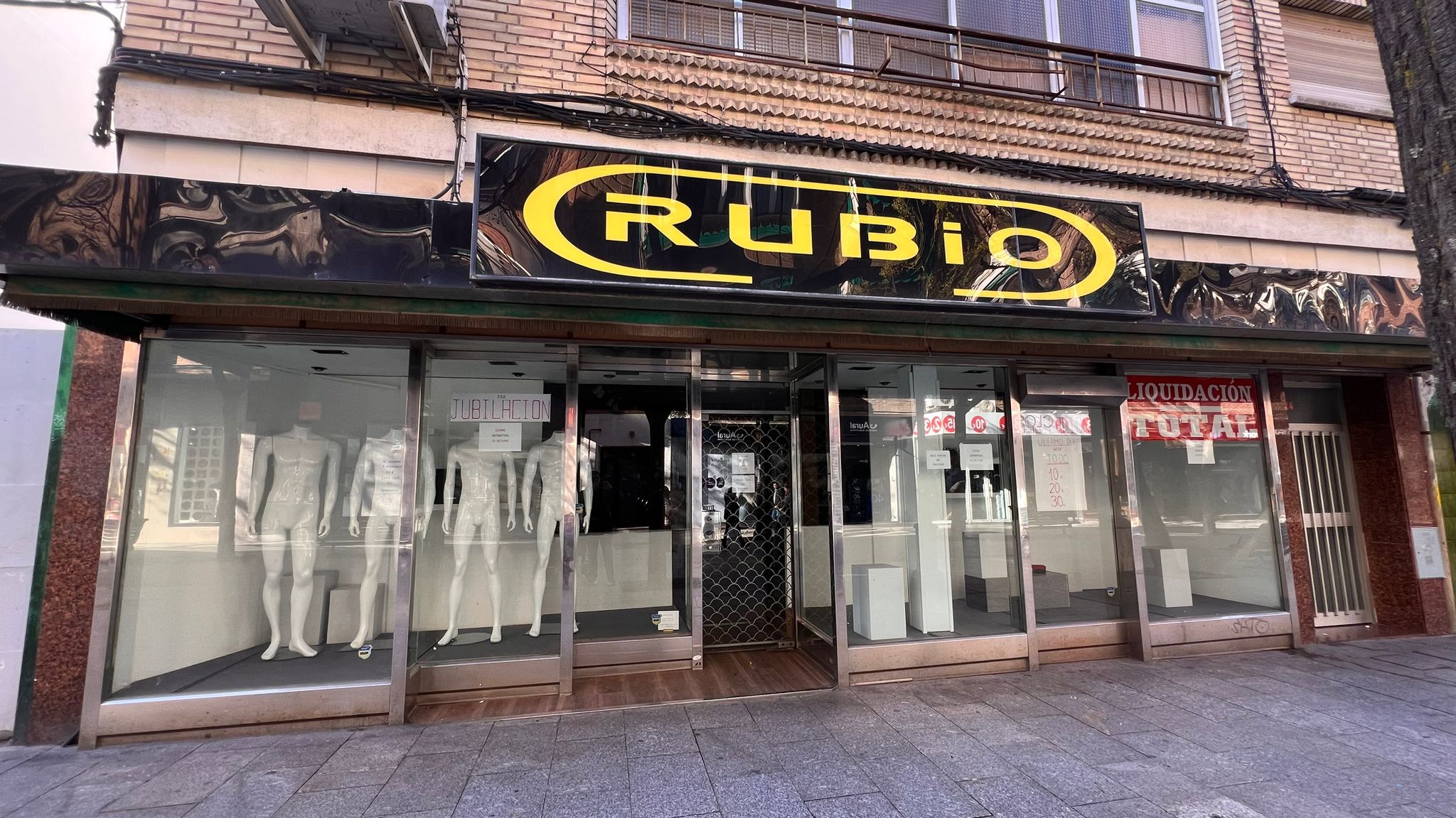 Cierra confecciones Rubio en Alcorcón, la mítica tienda de ropa de caballero