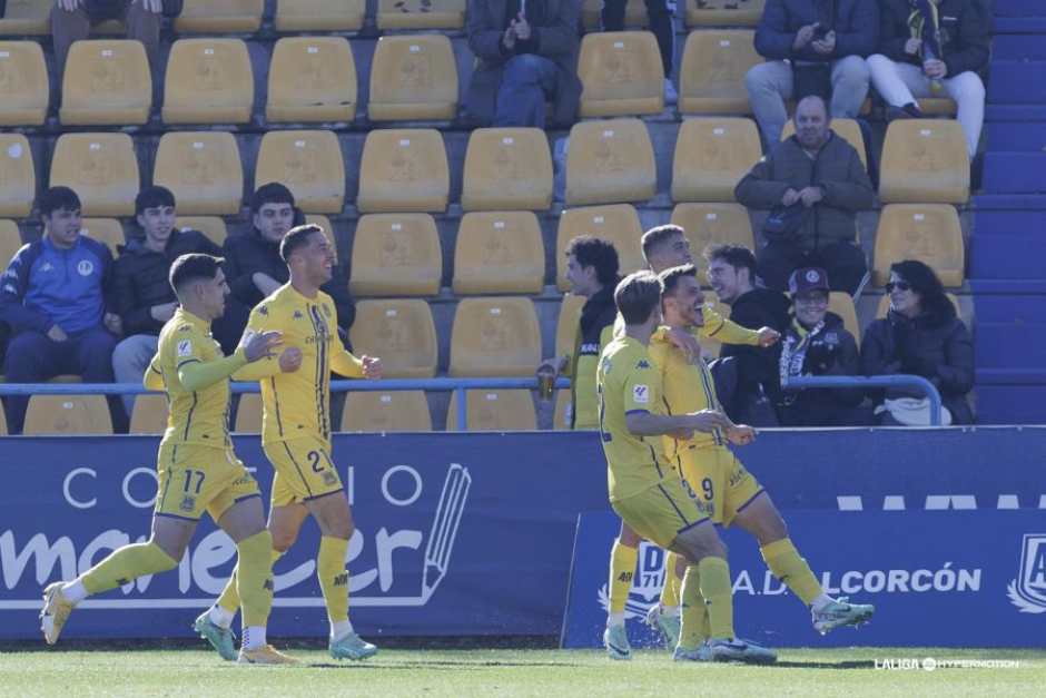 Anacker y Chiki iluminan al Alcorcón en Santo Domingo