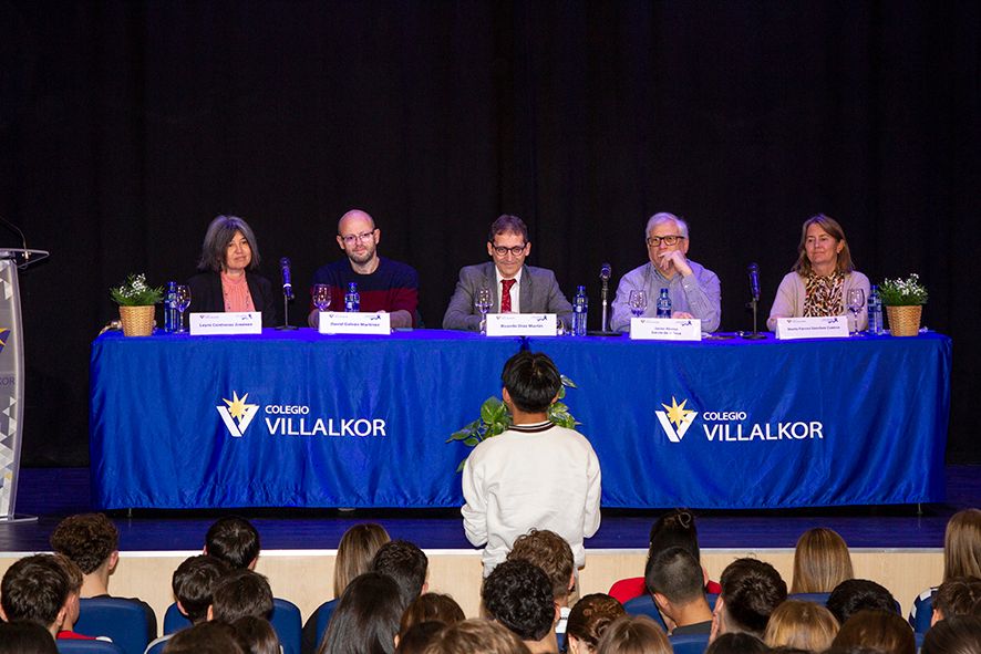 Inspiradora Mesa Redonda sobre el cáncer en Alcorcón gracias al Colegio Villalkor