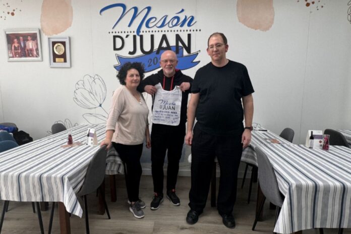 Alfredo Duro visita el Mesón D'Juan en Alcorcón como parte de la Ruta del Cocido