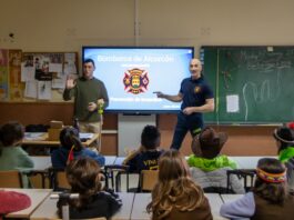 Bomberos de Alcorcón enseñan a alumnos del CEIP Fuente del Palomar a actuar frente a incendios y emergencias