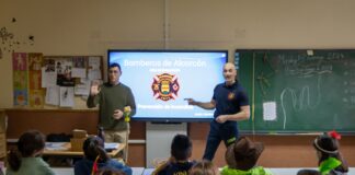 Bomberos de Alcorcón enseñan a alumnos del CEIP Fuente del Palomar a actuar frente a incendios y emergencias