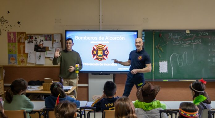 Bomberos de Alcorcón enseñan a alumnos del CEIP Fuente del Palomar a actuar frente a incendios y emergencias