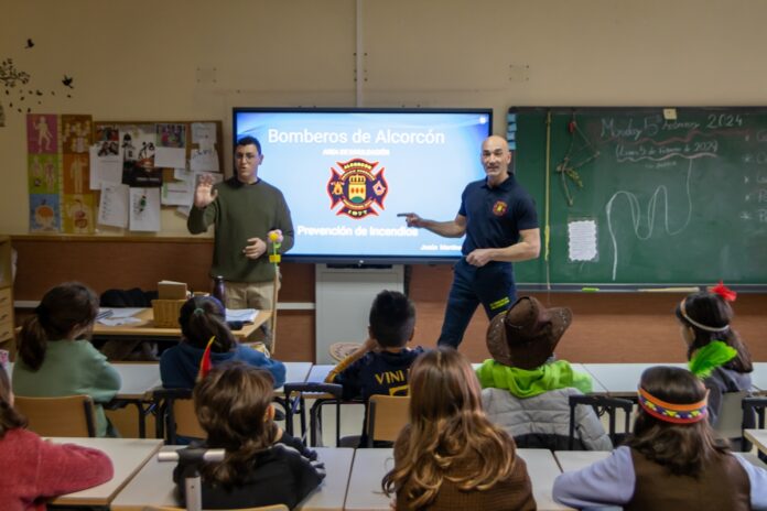 Bomberos de Alcorcón enseñan a alumnos del CEIP Fuente del Palomar a actuar frente a incendios y emergencias
