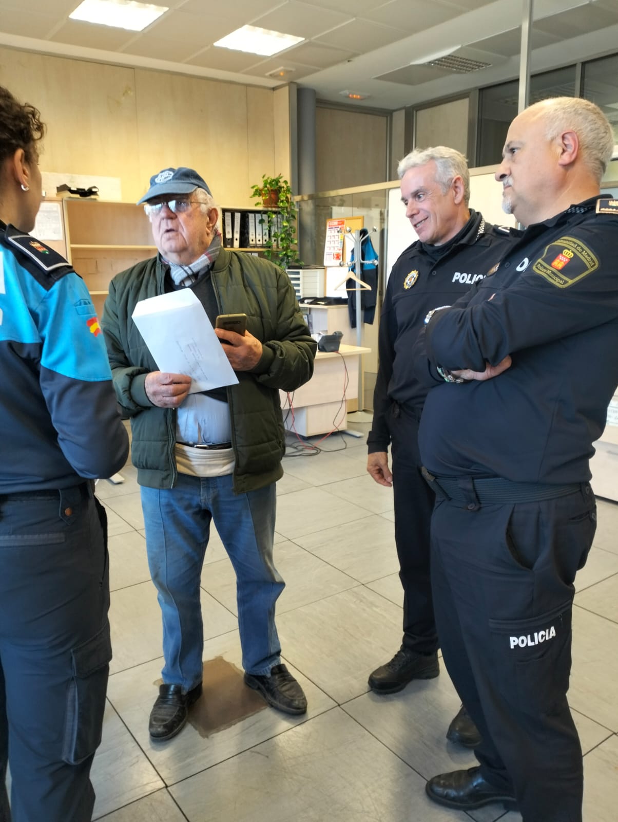 La Policía de Alcorcón devuelve la cartilla bancaria extraviada y 950 euros a un vecino de Leganés