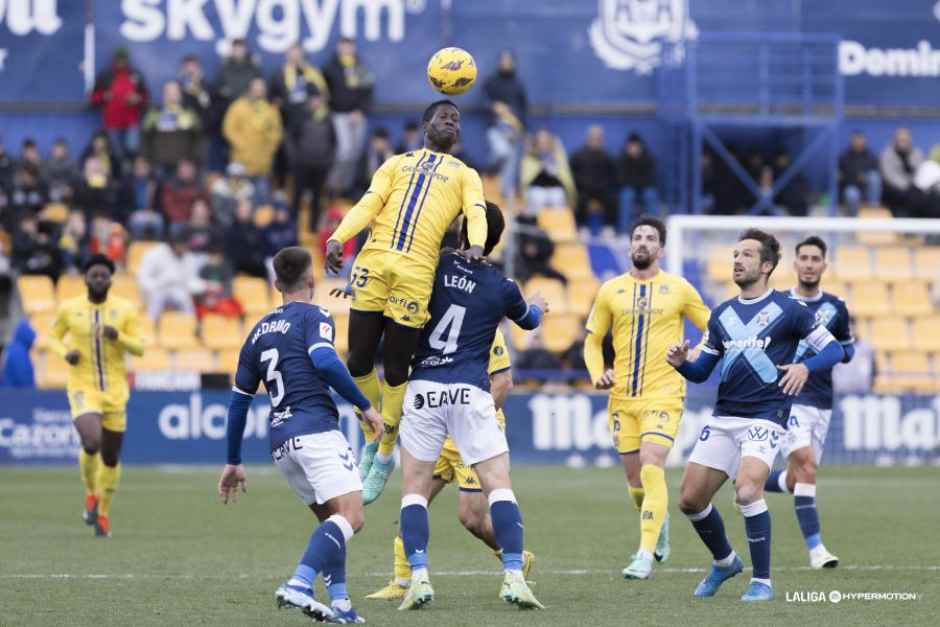 Alcorcón 1-1 Tenerife/ El Alcorcón pierde dos puntos tras un error defensivo en los últimos minutos