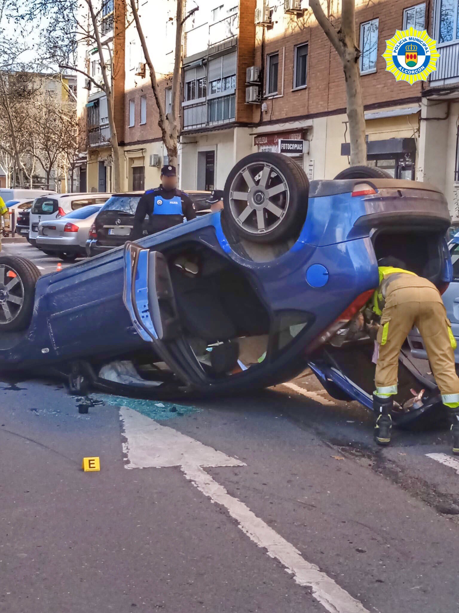 Surrealista accidente con un vehículo volcado en Alcorcón