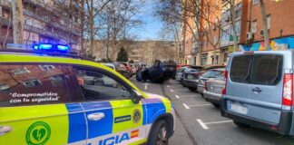 Surrealista accidente con un vehículo volcado en Alcorcón