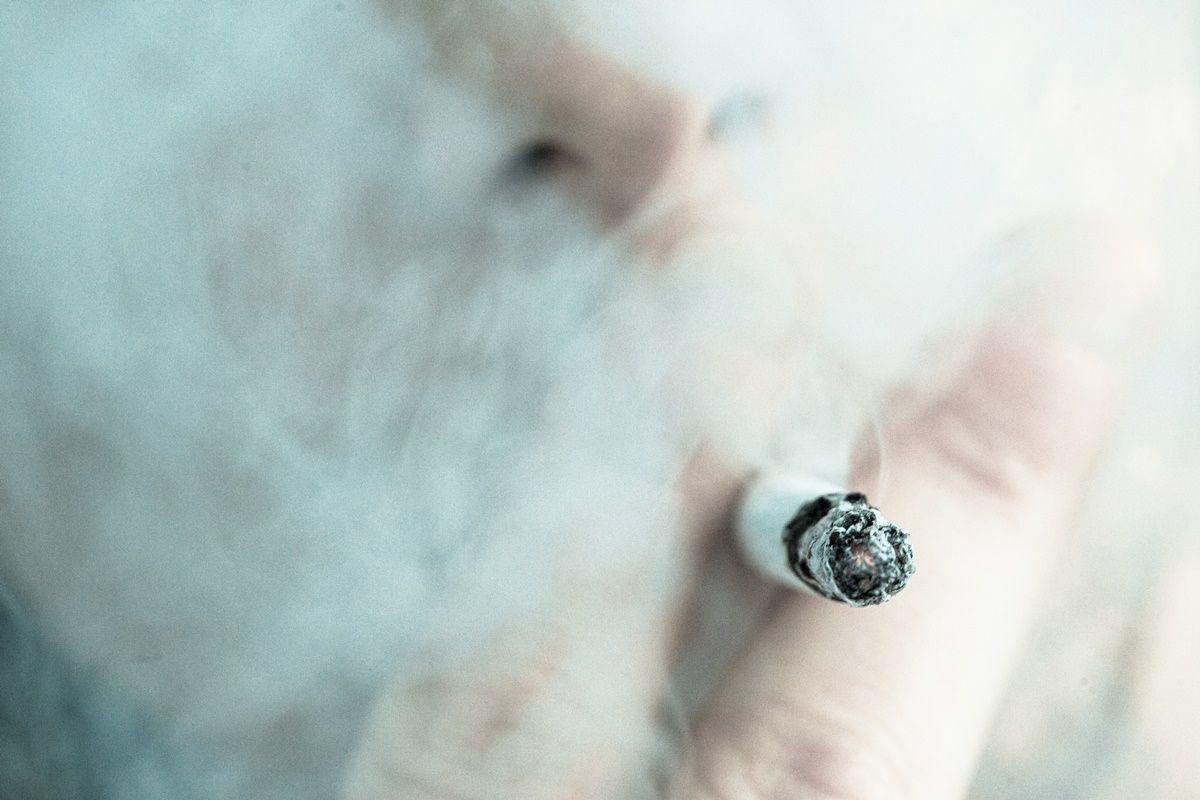 Sanidad prohibirá fumar y vapear al aire libre en lugares comunitarios de Alcorcón