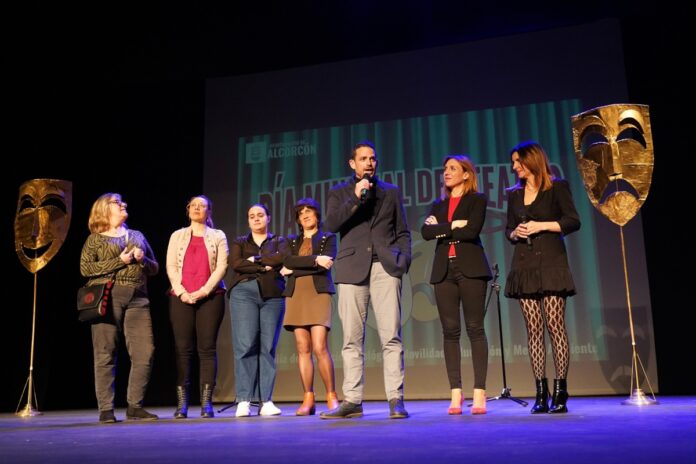 El Teatro Buero Vallejo de Alcorcón lleno por el Día de la Poesía