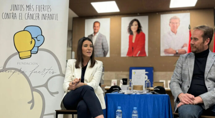 La charla Siempre Fuertes inspira con la historia de esperanza de María Sánchez