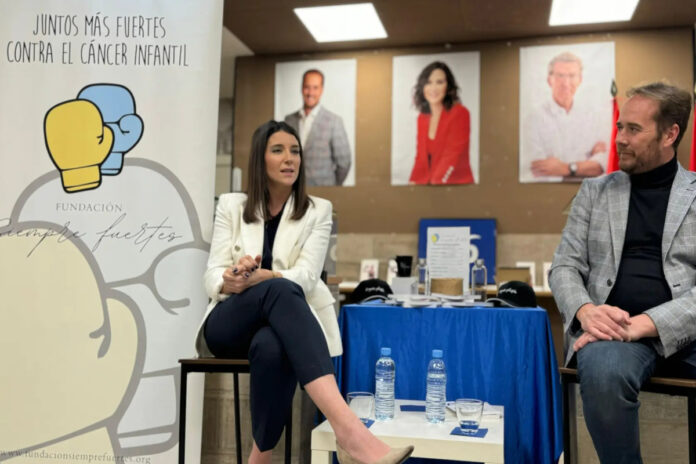 La charla Siempre Fuertes inspira con la historia de esperanza de María Sánchez