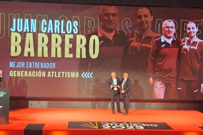 Juan Carlos Barrero del Club Atletismo Alcorcón premiado como Mejor Entrenador Generación 2023