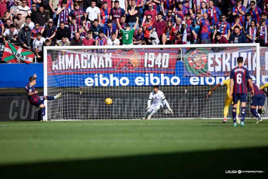 Eibar 2-0 Alcorcón/ Un Alcorcón notable encontró su kryptonita en las decisiones arbitrales 