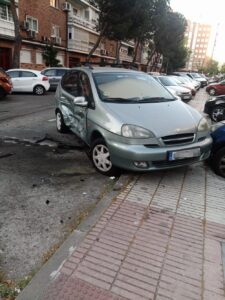 Conductor choca con varios vehículos estacionados y huye de la escena en Alcorcón