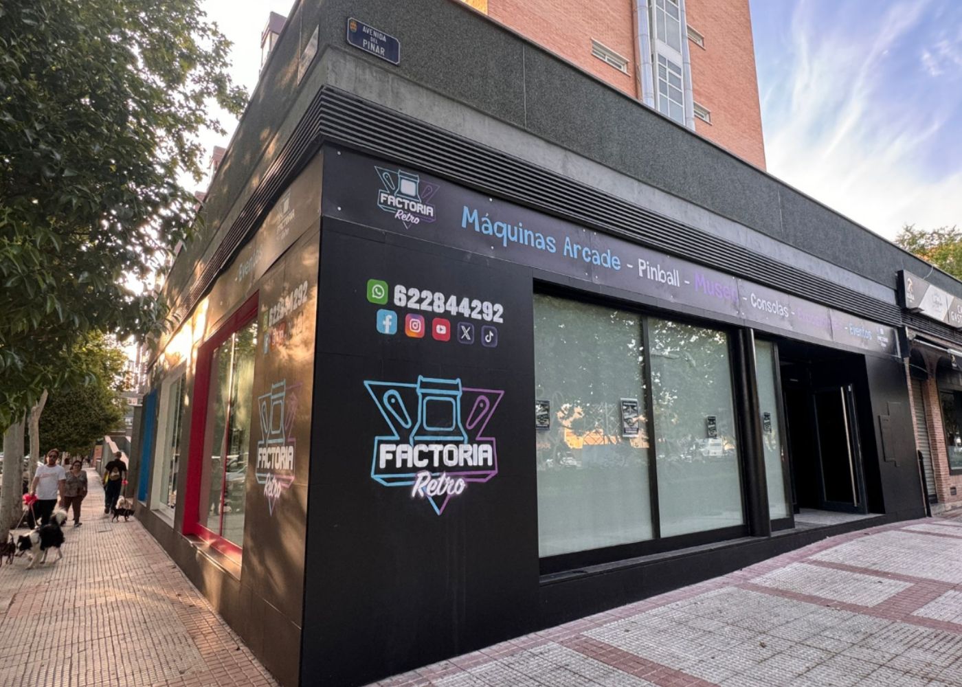 Factoría Retro inaugura un salón dedicado al arcade y los videojuegos en  Alcorcón | alcorconhoy.com