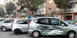 Conductor choca con varios vehículos estacionados y huye de la escena en Alcorcón