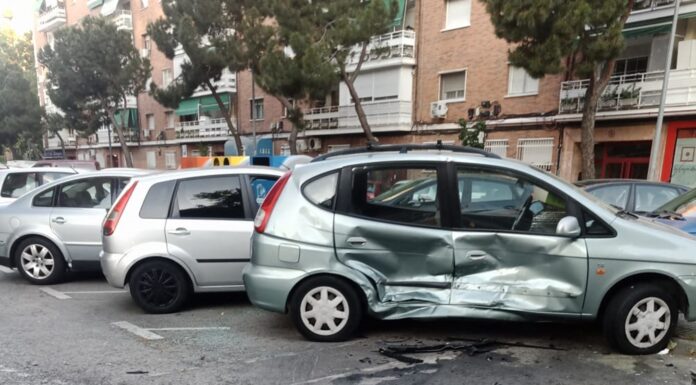 Conductor choca con varios vehículos estacionados y huye de la escena en Alcorcón