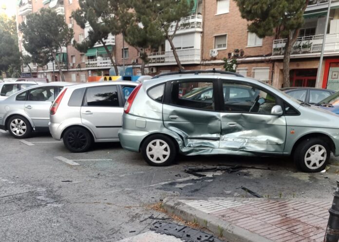 Conductor choca con varios vehículos estacionados y huye de la escena en Alcorcón