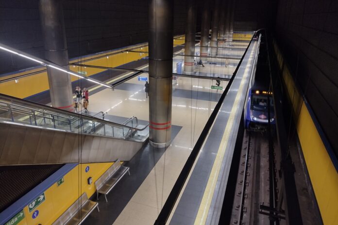 Tragedia en Alcorcón tras el arrollamiento de una joven en la parada de Metro de Joaquín Vilumbrales