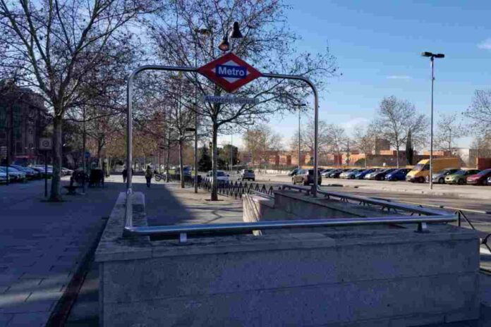 Atentos vecinos de Alcorcón a esta reforma en el Metro Madrid