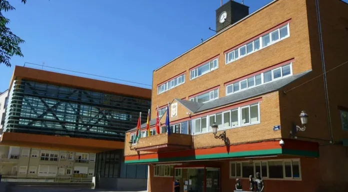Tira y afloja entre el Ayuntamiento y vecinos de Alcorcón por la reparación de dos aparcamientos
