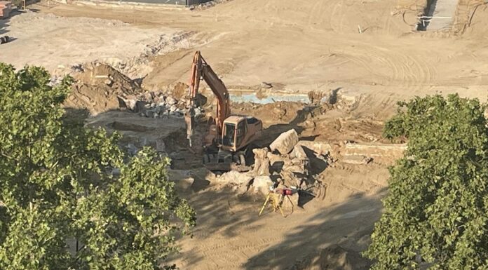 La excavación del terreno que ha supuesto la aparición de la Piscina Torremolinos en Alcorcón