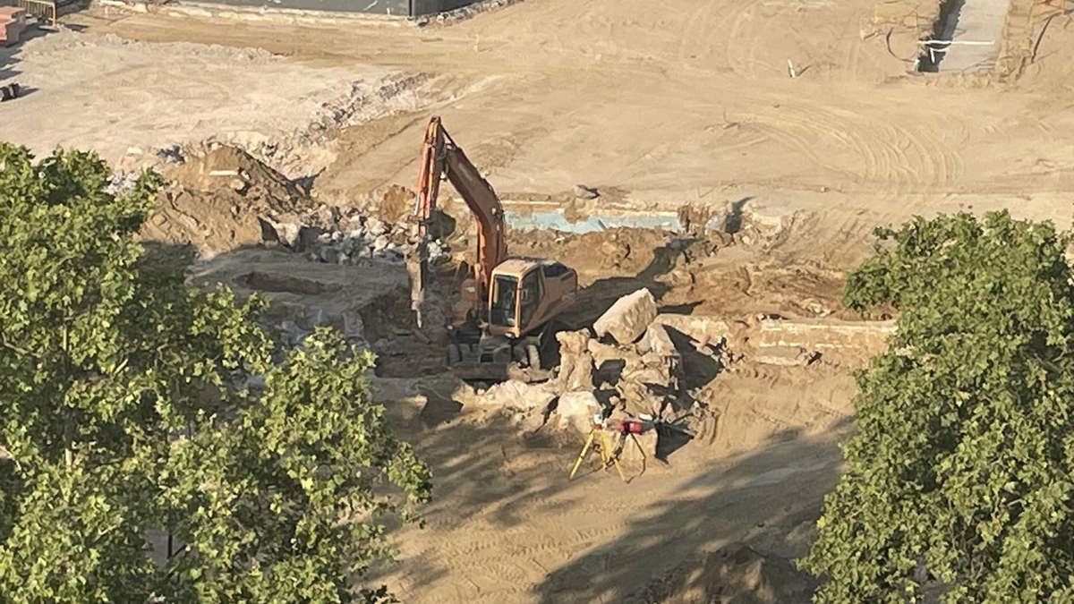 La excavación del terreno que ha supuesto la aparición de la Piscina Torremolinos en Alcorcón