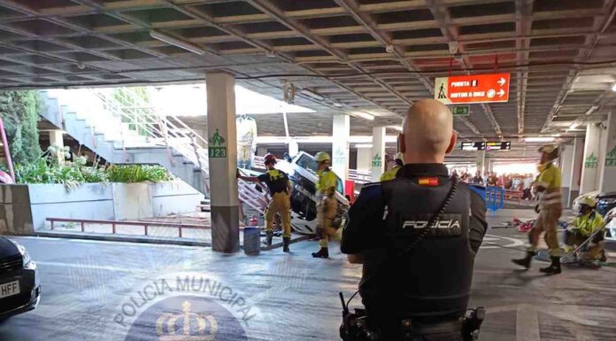 Un vehículo se precipita por las escaleras del parking del X-Madrid en Alcorcón