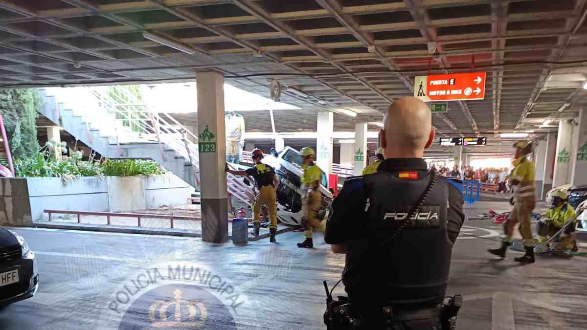 Un vehículo se precipita por las escaleras del parking del X-Madrid en Alcorcón