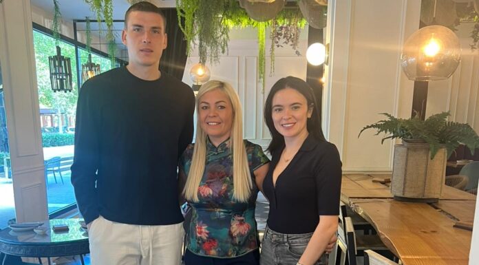 Andriy Lunin, portero del Real Madrid, visita al restaurante Kasiba en Alcorcón