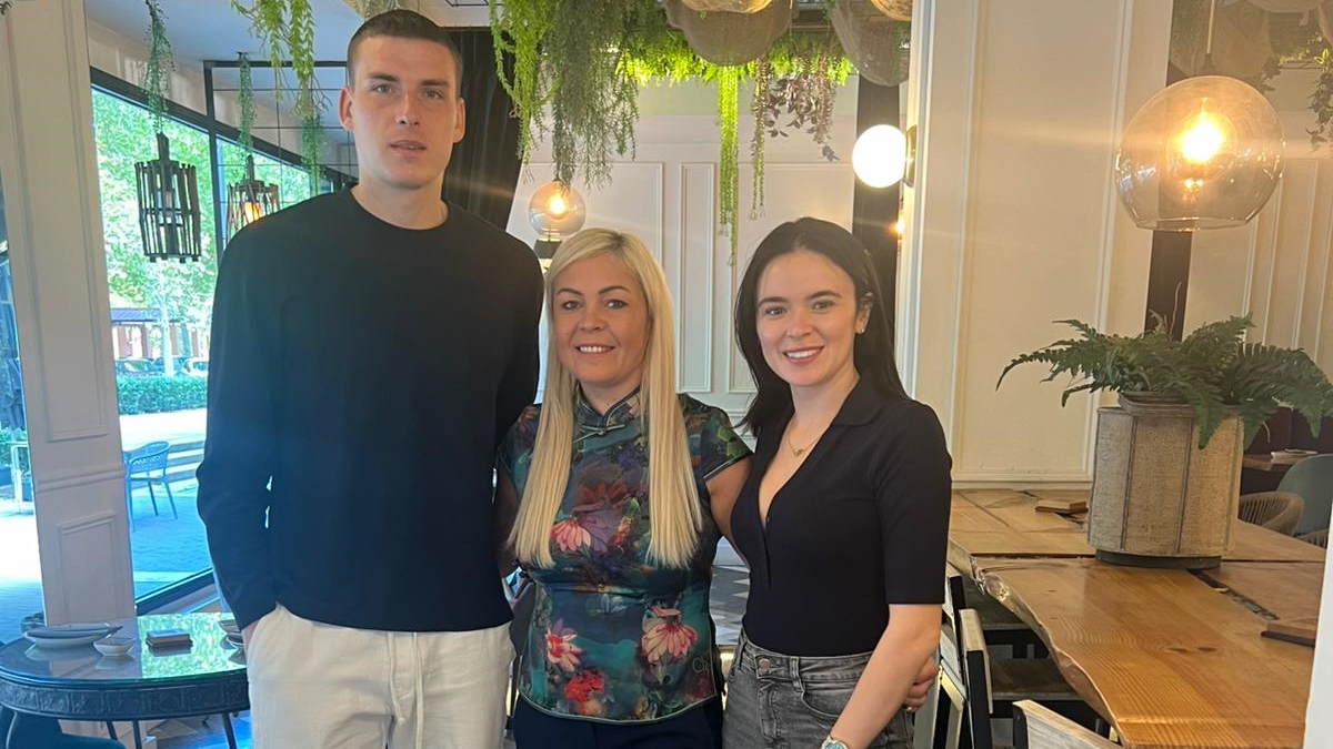 Andriy Lunin, portero del Real Madrid, visita al restaurante Kasiba en Alcorcón