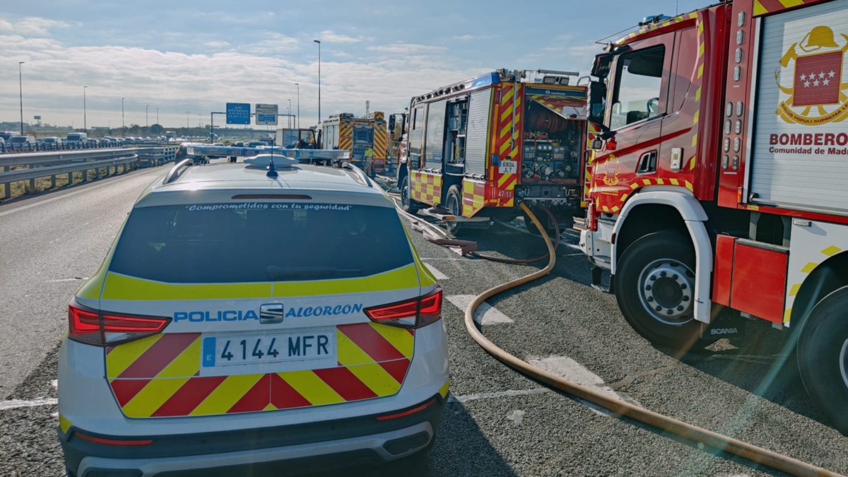 Grave accidente entre dos camiones con incendio en la M-50 dirección Alcorcón