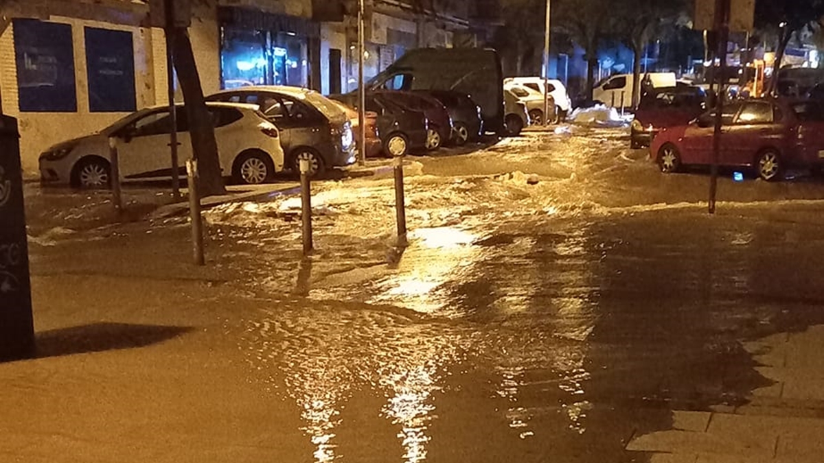 Inundaciones en varias calles de Alcorcón que han producido cortes de luz y agua