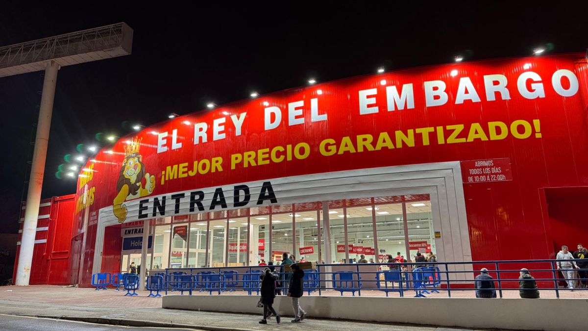 Éxito rotundo en la apertura de El Rey del Embargo en Alcorcón