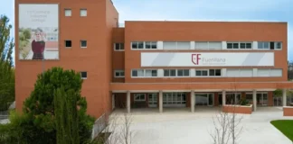 David Bisbal acude al colegio Fuenllana de Alcorcón tras ganar el concurso de villancicos de Cadena 100
