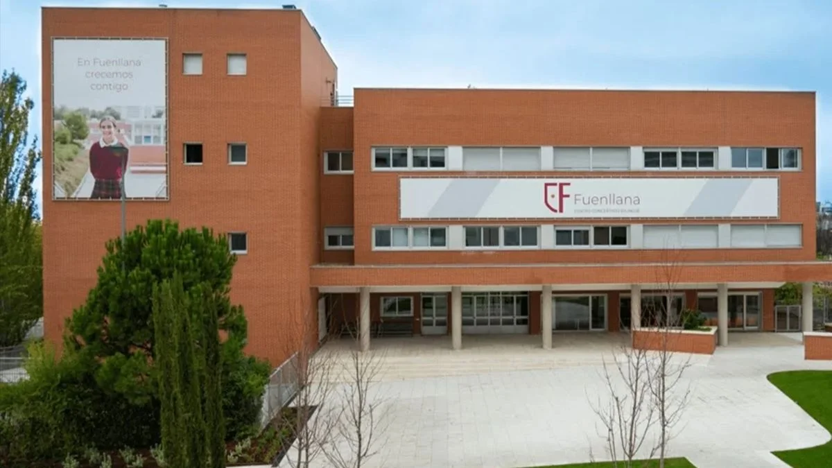 David Bisbal acude al colegio Fuenllana de Alcorcón tras ganar el concurso de villancicos de Cadena 100