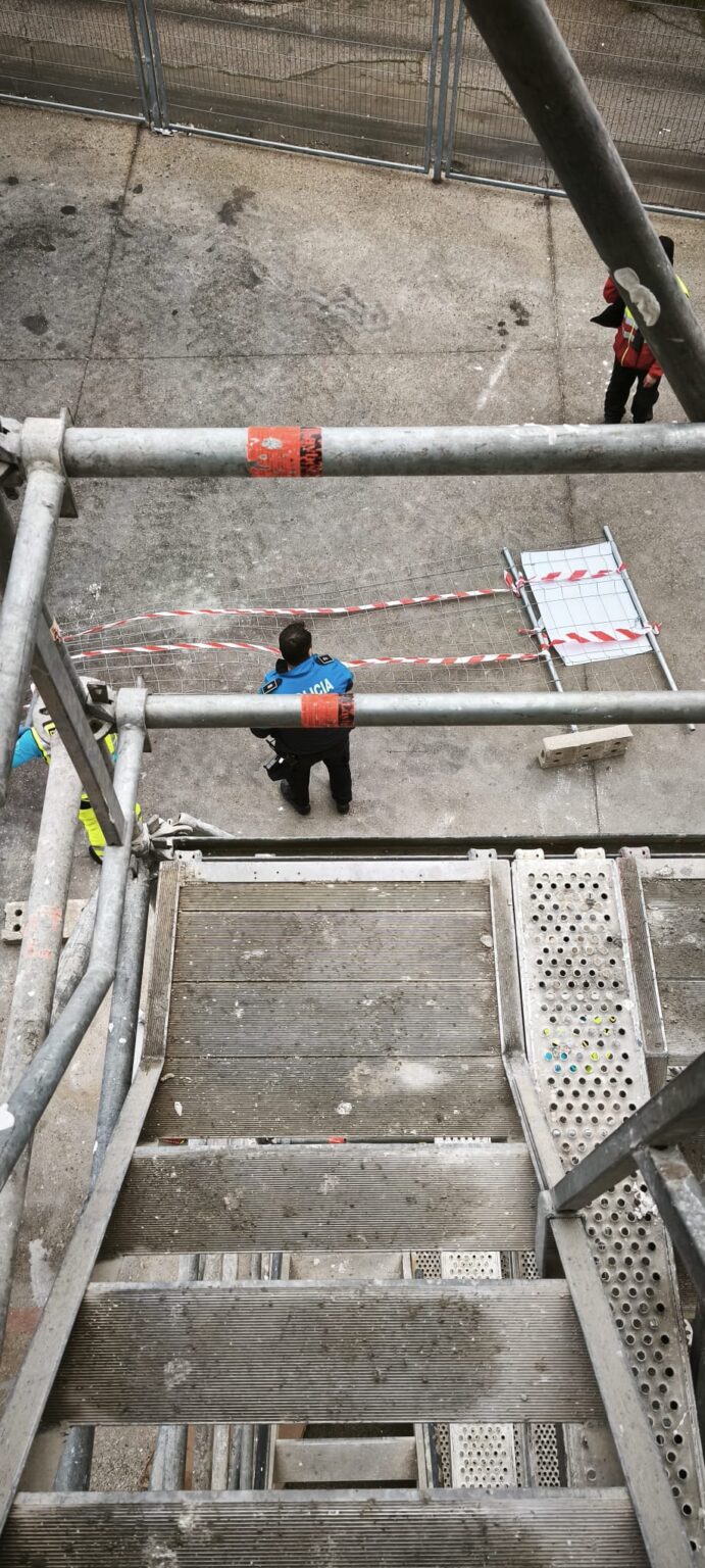 Un trabajador cae desde una altura de tres metros en el Polígono ...