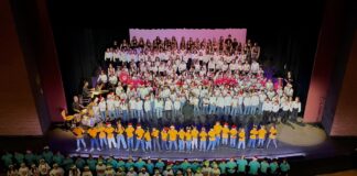 Más de 400 alumnos dan la bienvenida a la Navidad en el Teatro Buero Vallejo de Alcorcón