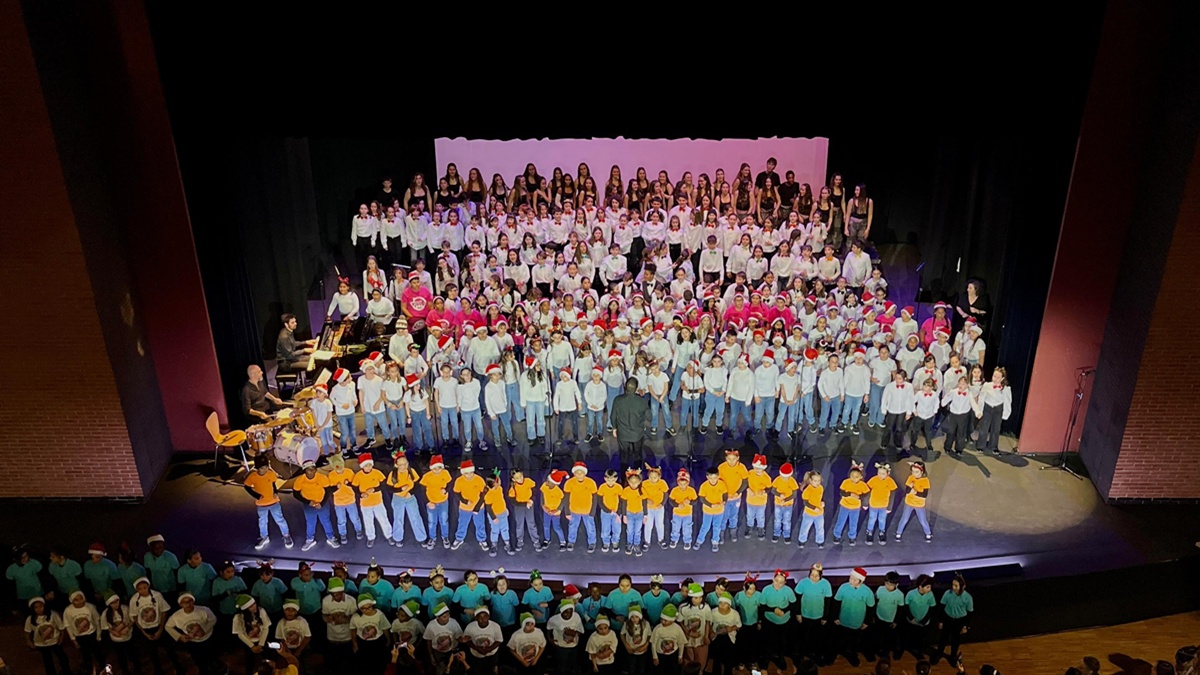 Más de 400 alumnos dan la bienvenida a la Navidad en el Teatro Buero Vallejo de Alcorcón