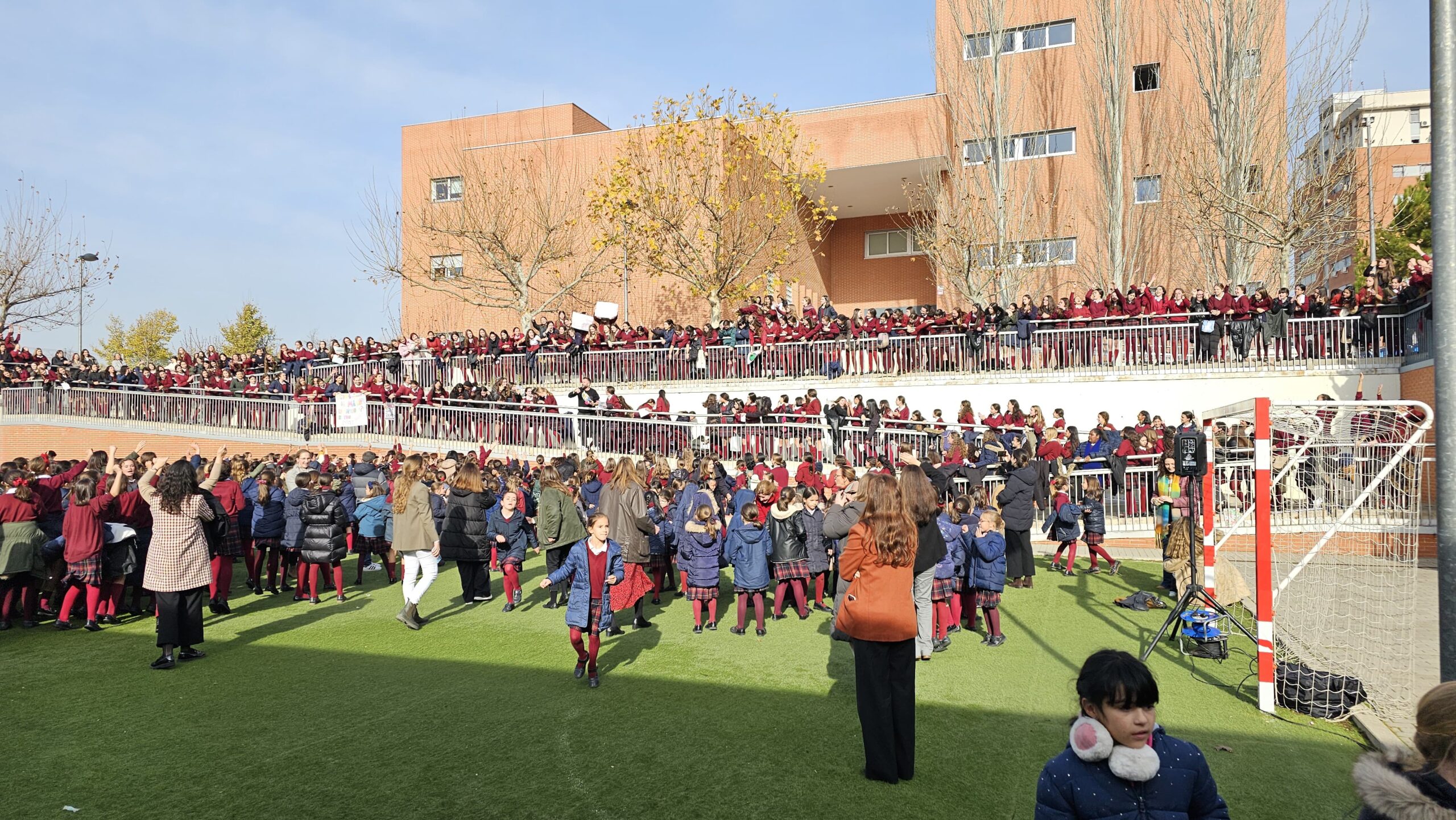 David Bisbal llena de ilusión el Colegio Fuenllana de Alcorcón 