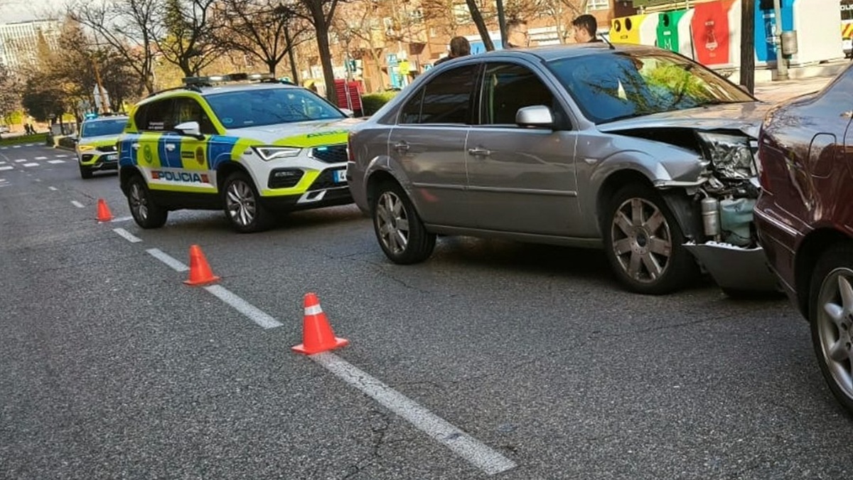 Tres personas sufren lesiones tras un accidente entre varios vehículos en Alcorcón